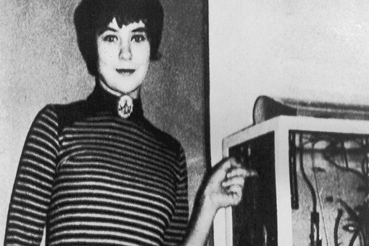 Năm 11 tuổi, Mary Bell đã bóp cổ hai bé trai hàng xóm đến chết. Mặc dù thừa nhận cố ý giết người nhưng Mary chỉ bị buộc tội ngộ sát do lúc đó ở tuổi vị thành niên. Sau 12 năm ngồi tù, Mary được phóng thích và hiện đang sống cùng con và cháu gái.