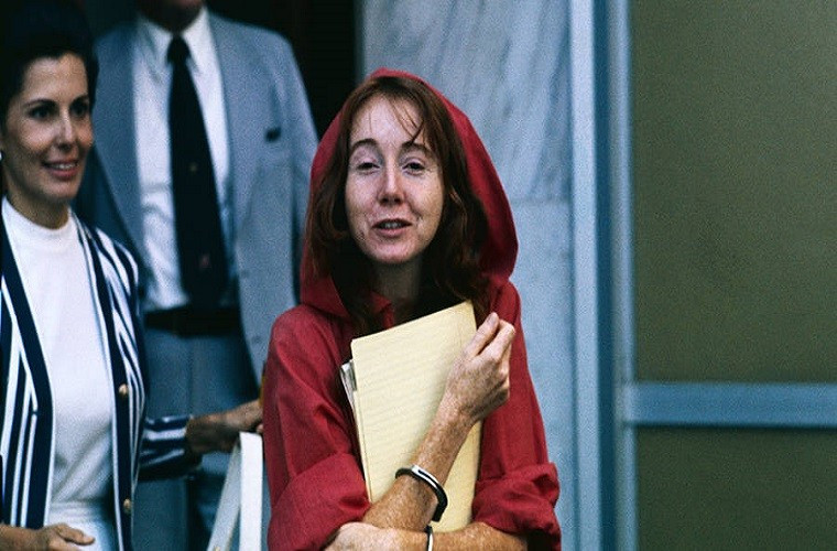 Lynette "Squeaky" Fromme là kẻ đồng phạm giết người và từng chĩa súng về phía cựu Tổng thống Gerald R. Ford. Cô ta bị kết án chung thân nhưng sau đó bất ngờ được phóng thích vào năm 2009.