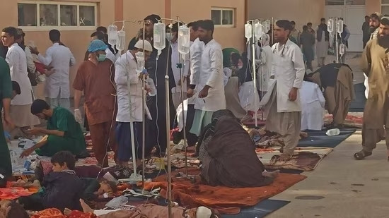 Người dân Afghanistan vốn rất khó khăn nhưng thường xuyên phải hứng chịu các trận động đất, đặc biệt là ở dãy núi Hindu Kush, nằm gần điểm giao nhau của các mảng kiến tạo Á - Âu và Ấn Độ.