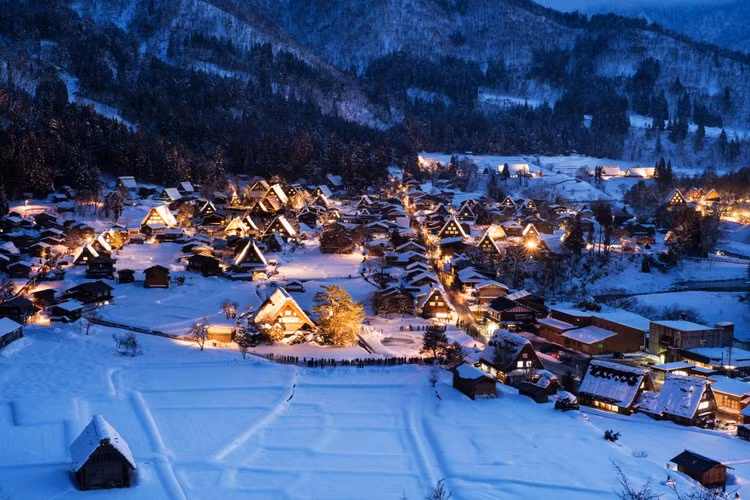 Hoạt động thắp đèn tất cả các ngôi nhà trong làng được tổ chức 6 lần mỗi năm ở làng Shirakawago.