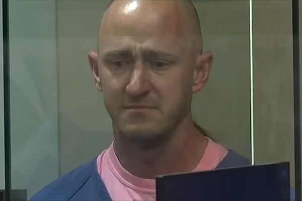 Phi công uống nấm ma thuật trước khi cố tắt động cơ máy bay Phi cong uong nam ma thuat truoc khi co tat dong co may bay