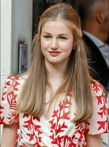 Là con gái của vị hoàng hậu nổi tiếng thanh lịch, sang trọng nhất giới hoàng gia châu Âu Letizia, phong cách thời trang của Leonor rất nhẹ nhàng và tinh tế, phù hợp với các sự kiện hoàng gia. Ảnh: People.