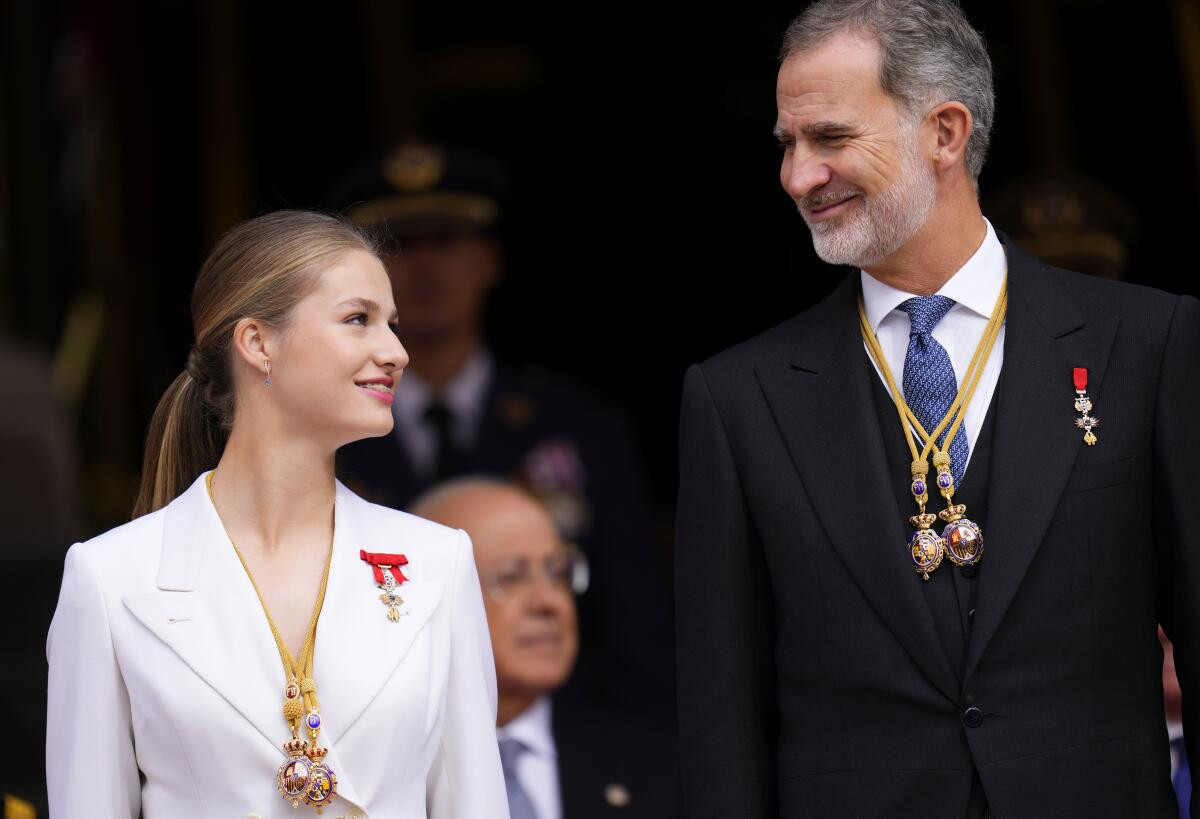 Để chúc mừng lễ trưởng thành của con gái, vợ chồng Vua Felipe VI mở tiệc trưa chiêu đãi hơn 100 khách mời.