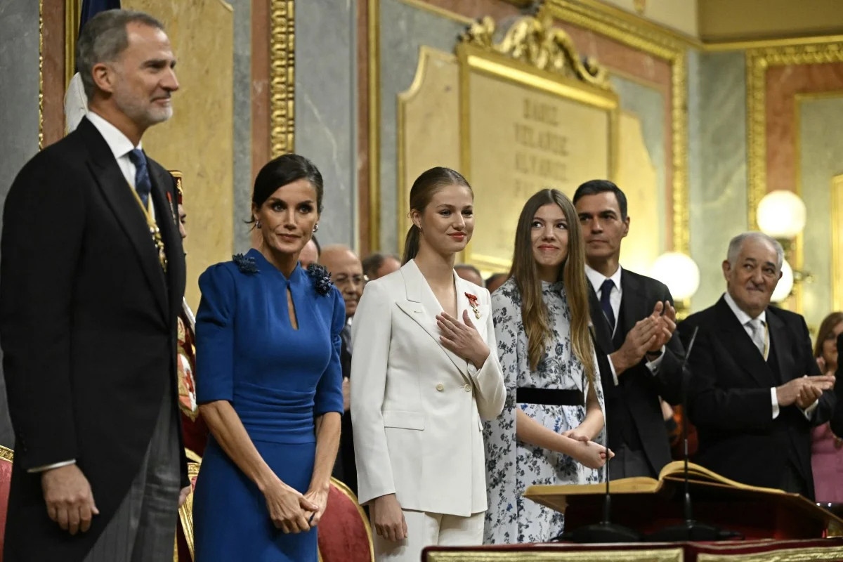 Sau đó, Công chúa Leonor được chủ tịch Đại hội Đại biểu trao tặng huân chương.