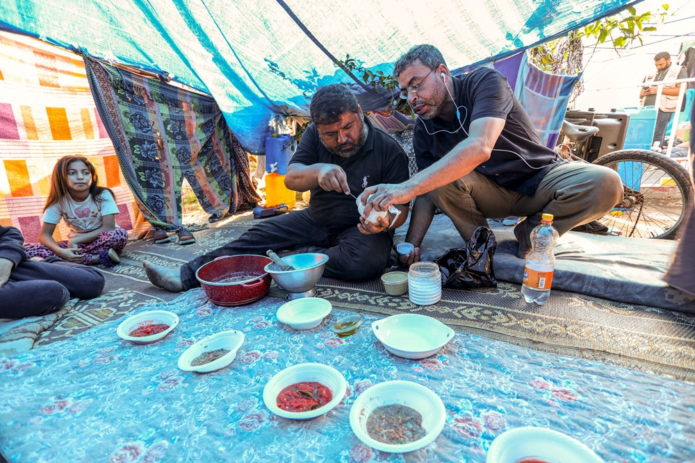 Những người đàn ông phải có nhiệm vụ tìm kiếm những phần thức ăn ít ỏi để chia đều cho mọi người.