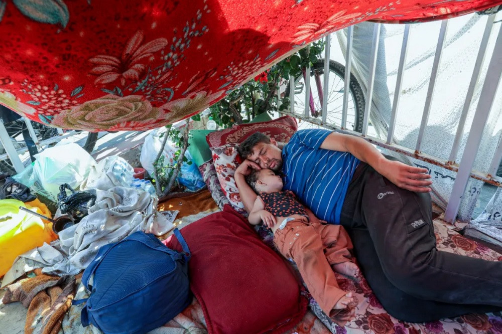 Theo Haniyeh, cô và các con của mình phải trải hai cái chăn mỏng dưới đất để có chỗ ngủ. Đôi khi những cái chăn đó được sử dụng như một cái vách để ngăn cách nơi ngủ giữa nam giới và nữ giới.