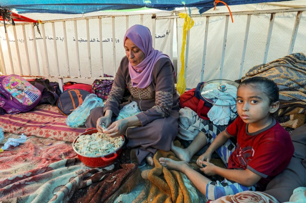 Dù người tị nạn bên trong bệnh viện này luôn phải đối mặt với tình trạng thiếu nước sạch và chỗ nghỉ ngơi, nhưng với họ, việc lựa chọn ở lại nơi đây vẫn an toàn hơn so với hành trình di tản xuống khu vực Khan Younis thuộc phía nam Dải Gaza.