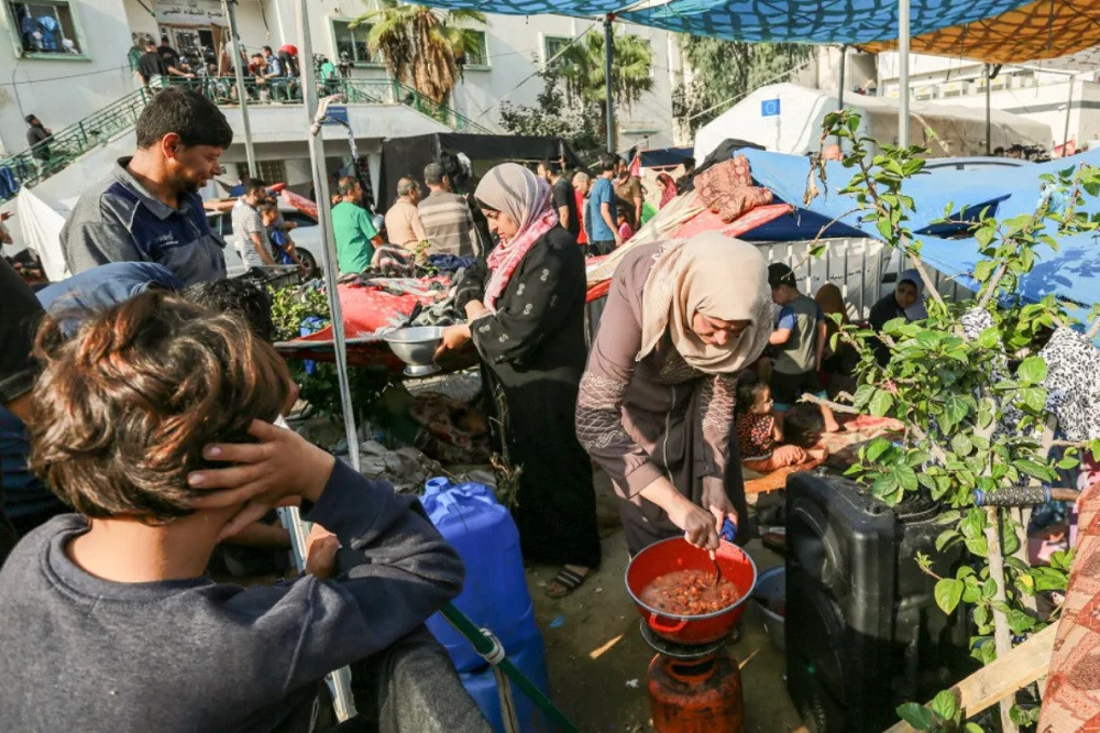 “Chúng tôi an toàn ở đây, nhưng lại phải đối mặt với tình trạng nóng bức và ruồi nhặng vây quanh mình. Người dân phải xếp hàng dài chờ tới lượt đi vệ sinh. Chúng tôi không thể tắm rửa hay thay quần áo một cách chỉn chu. Chúng tôi buộc phải sử dụng nước mặn để giặt quần áo và bát đĩa”, Haniyeh cho hay.