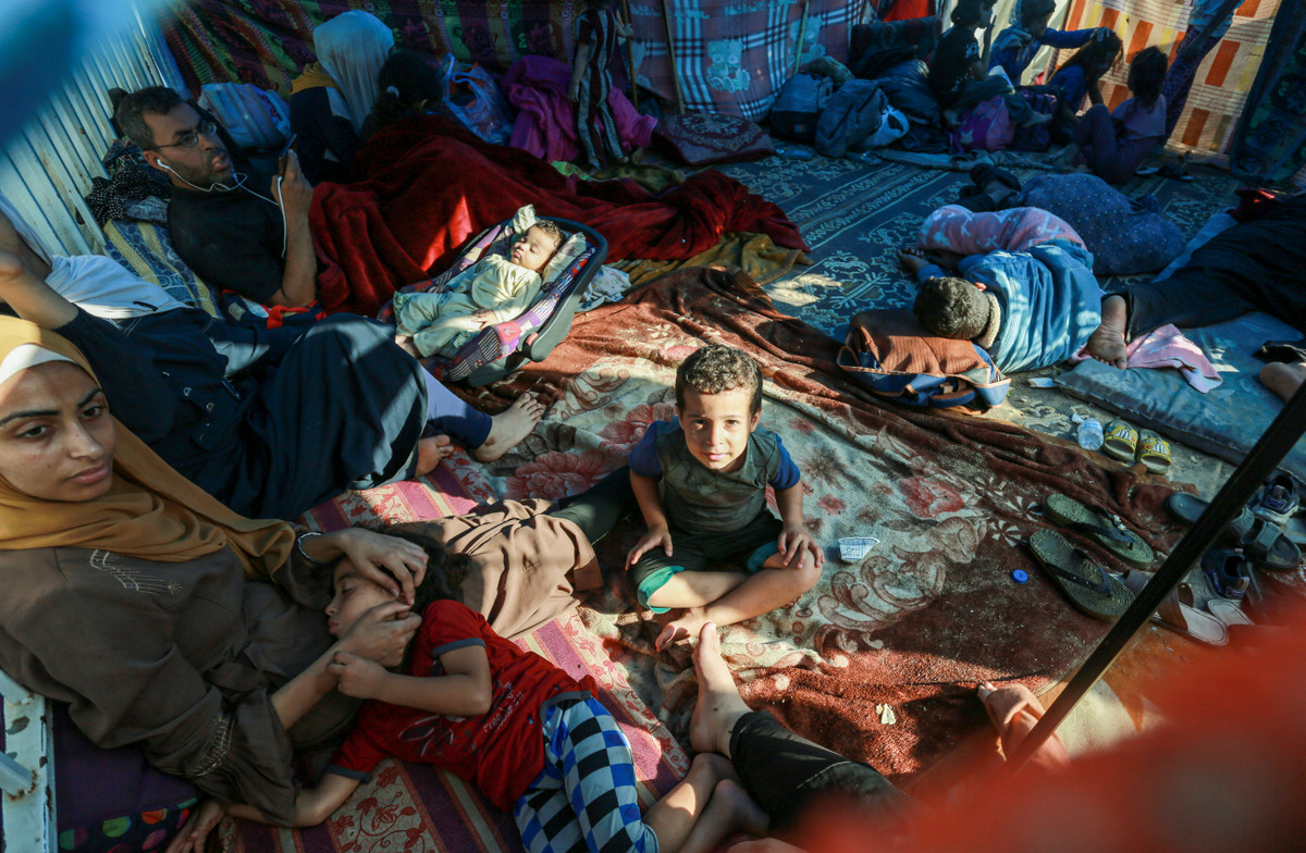 Nhiều đứa trẻ đã bị bệnh vì phải sống trong cảnh không có điện, không nước sạch, thiếu thức ăn và mất vệ sinh. Ảnh: Al Jazeera.