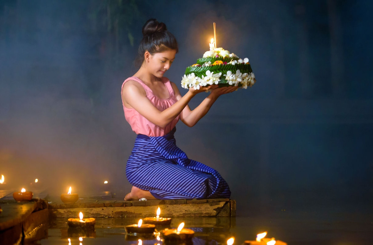 Cùng thời điểm đó, lễ hội hoa đăng Loi Krathong, một trong những lễ hội cổ xưa nhất của Thái Lan cũng được tổ chức tại Chiang Mai. Trong lễ hội Loy Krathong, những chiếc thuyền nhỏ được trang trí đẹp mắt sẽ được thả xuống sông. Ảnh: Shutterstock, IT.