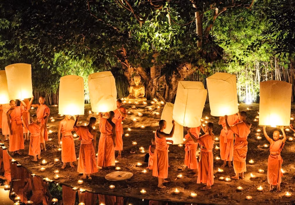 Trong suốt lễ hội, những ngôi đền và ngôi nhà sẽ được trang trí bằng đèn trà, đèn lồng, và những dải băng đầy màu sắc được giăng khắp thành phố.