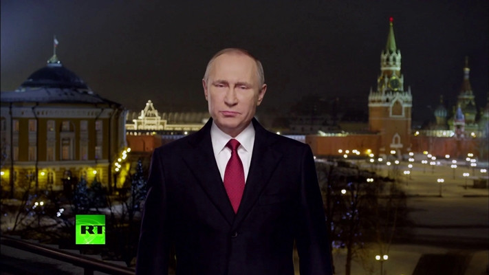 Theo truyền thống, một vài phút trước khi chuông đồng hồ vang lên, Tổng thống Nga sẽ gửi thông điệp chúc mừng Năm mới từ Điện Kremlin. Ảnh: RT.