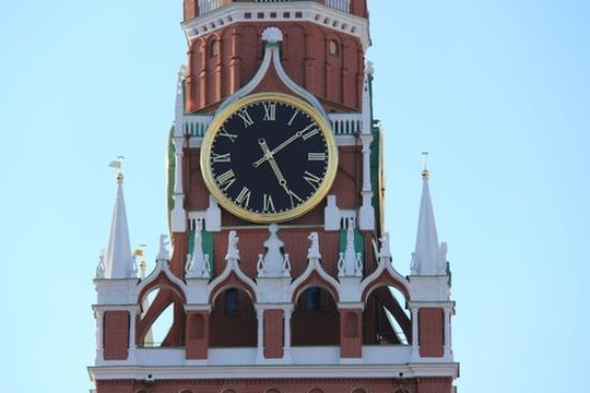Đồng hồ điện Kremlin có một mặt đặc biệt. Vào thế kỷ 18, mặt đồng hồ này nặng khoảng 400 kg. Nó được làm bằng những tấm gỗ ghép lại với nhau và sơn màu xanh da trời. Mặt đồng hồ được chia thành 17 phần, và giờ được ký hiệu bằng các chữ cái trong Bảng chữ cái Cyrillic. Ảnh: TA.