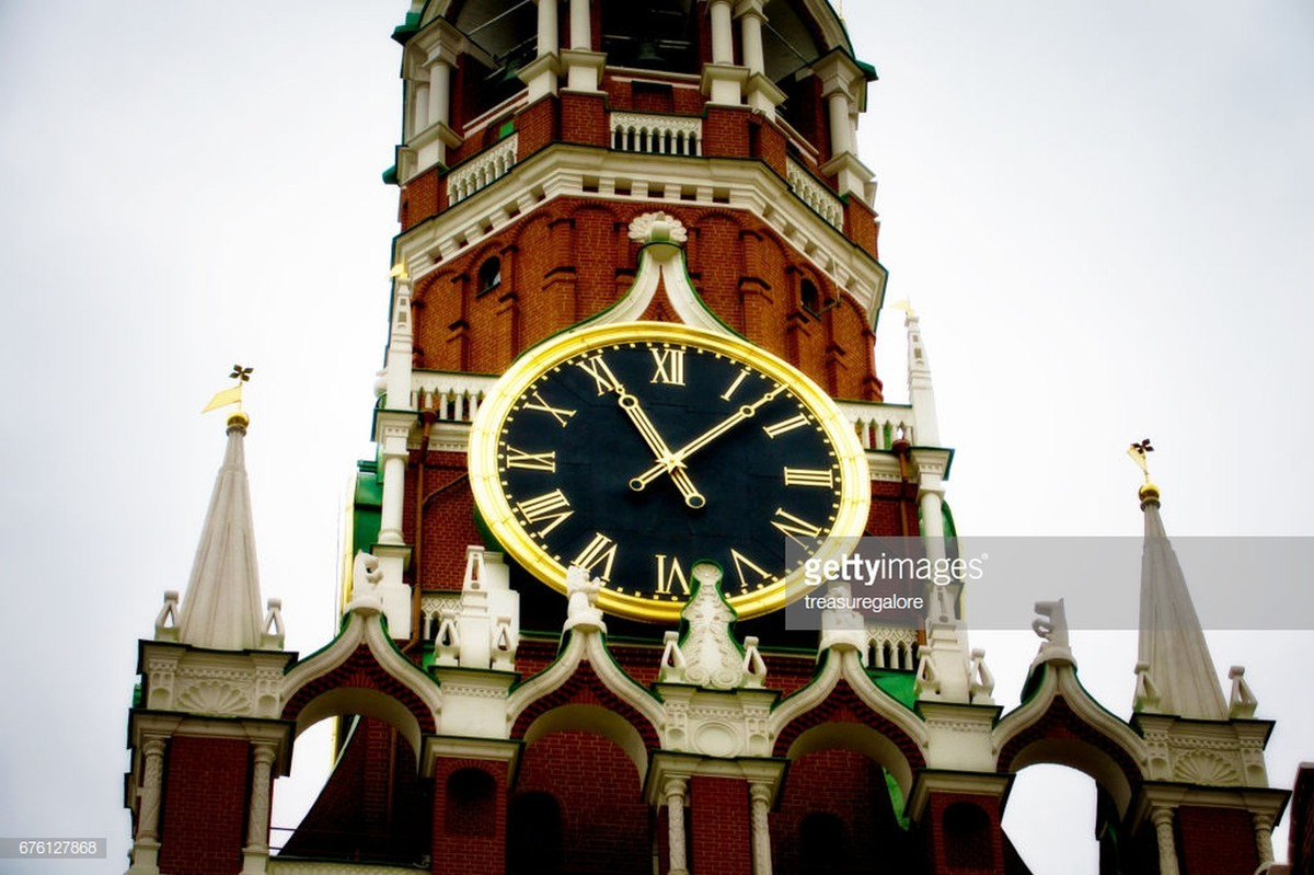 Tiếng chuông ngân vang của chiếc đồng hồ trên tháp Spasskaya trong Đêm Giao thừa đã trở thành một phần không thể thiếu của nghi lễ đón Năm mới ở nước Nga. Ảnh: Getty.