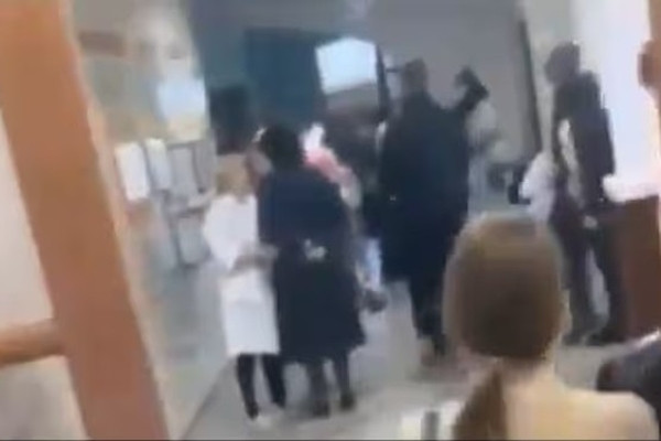 Nga: Nu sinh 14 tuoi ban chet ban hoc roi tu sat