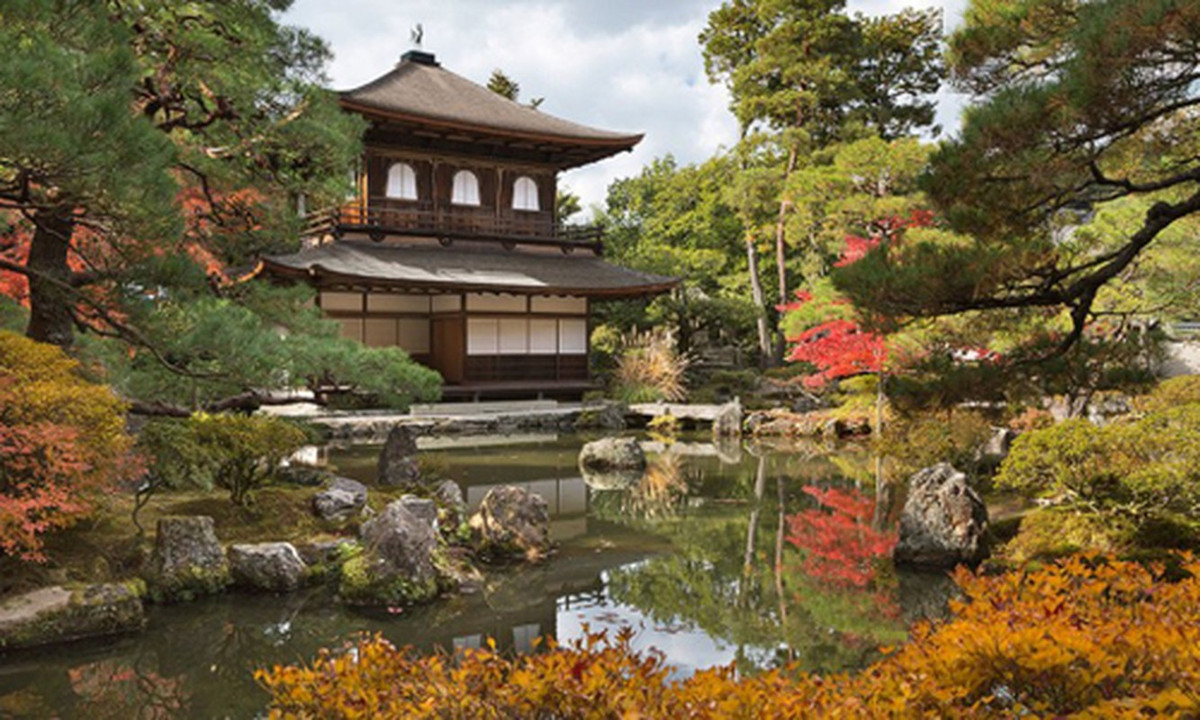 Ginkaku-ji hay còn gọi là chùa Bạc nằm ở Kyoto. Tướng quân Ashikaga Yoshimasa đã cho xây dựng ngôi chùa cổ xưa này năm 1482 nhằm mô phỏng căn nhà của ông nội.