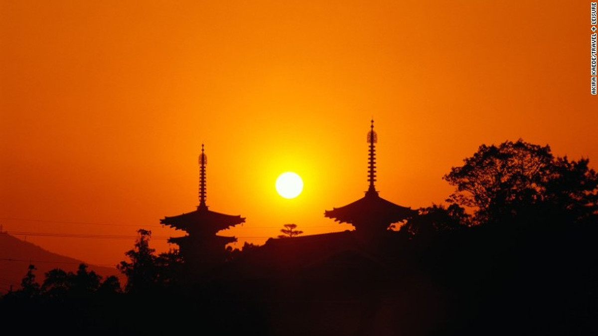 Chùa Yakushiji nằm ở cố đô Nara, Nhật Bản là một những di sản thế giới được UNESCO công nhận. Ngôi chùa này cũng là trụ sở trường Hosso của Phật giáo Nhật Bản.