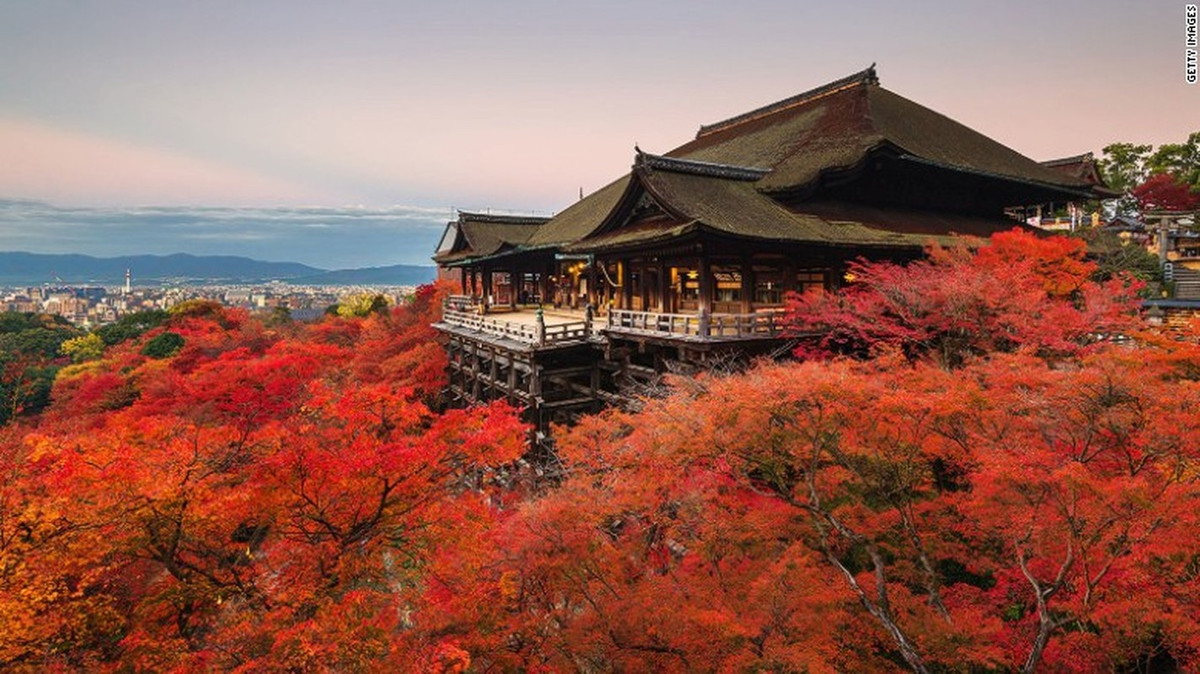 Chùa Kiyomizu-dera có bề dày lịch sử hơn 1.200 năm tuổi. Ngôi chùa cổ kính này nằm ở Kyoto và được Unesco công nhận là di sản văn hóa thế giới.