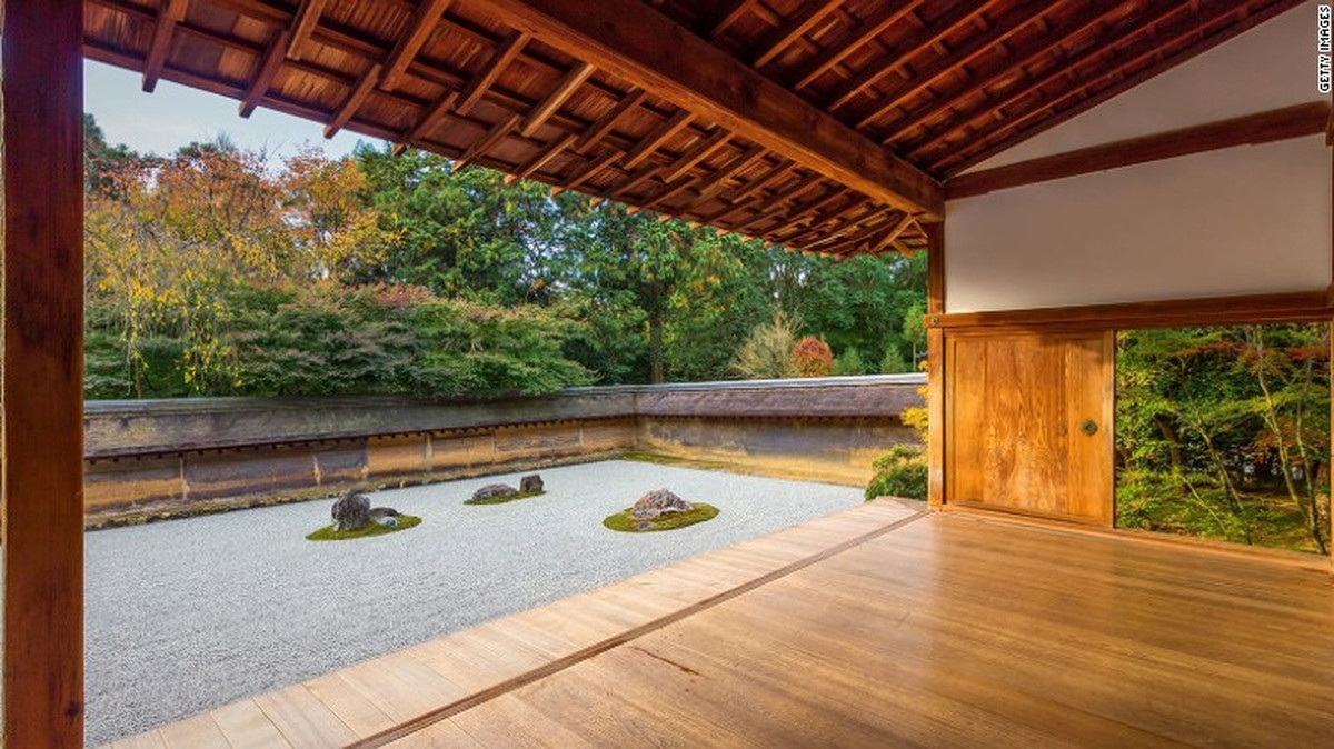 Ryoanji làm một trong những chùa được UNESCO công nhận là di sản thế giới nằm ở Tây Bắc Kyoto. Một trong những điểm nhấn thu hút nhiều khách du lịch đến chùa Ryoanji là khu vườn đá (Karesansui). Khu vực vườn đá hay còn gọi vườn thiền này là một phong cách kiến trúc đặc trưng ở Nhật Bản.