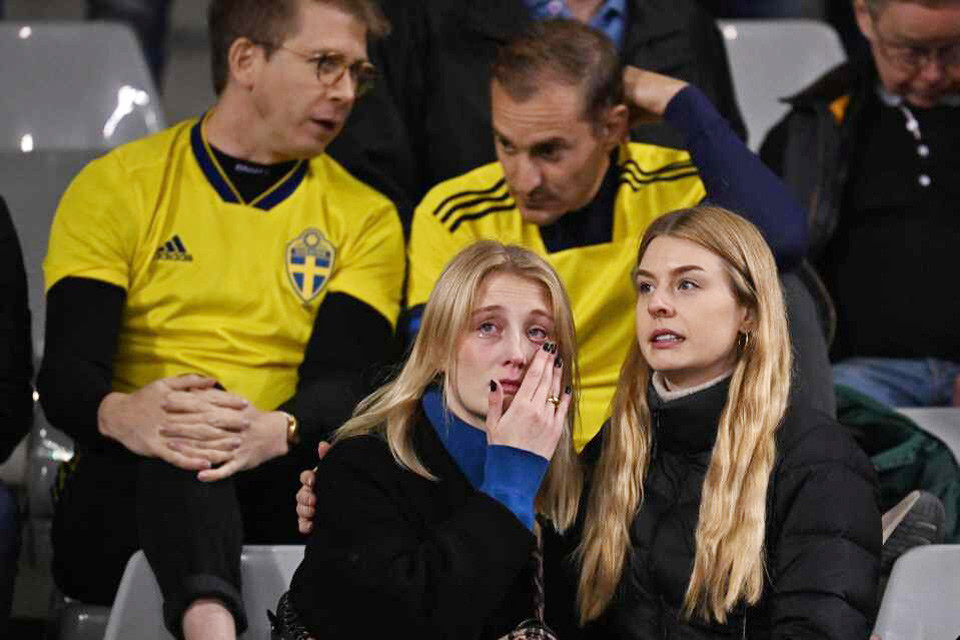 Những cổ động viên phải ngồi trên sân đau lòng khi biết tin về vụ nổ súng. Ảnh: Evening Standard.