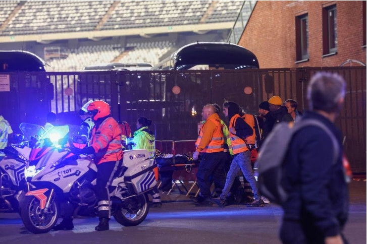 Ngay sau khi vụ việc được xác nhận, trên các mạng xã hội và phương tiện truyền thông Bỉ đã lan truyền một video đăng tải một người đàn ông mặc áo khoác màu cam, nói bằng tiếng Ả Rập tuyên bố chịu trách nhiệm về vụ giết người. Ảnh: AP.