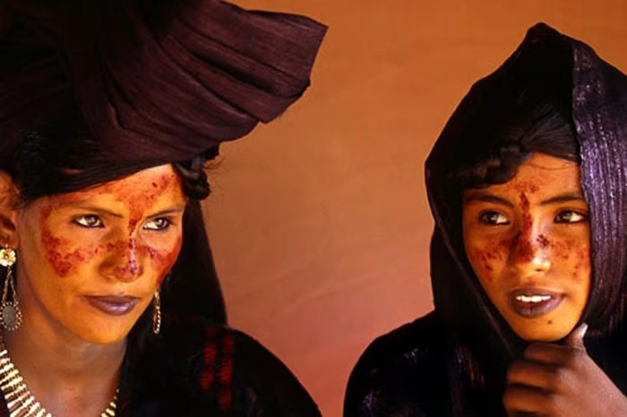 Vào ban đêm, người đàn ông sẽ cưỡi lạc đà đến chỗ người yêu. Họ sẽ có một đêm mặn nồng bên nhau. Dù biết tình nhân của con gái đến nhưng gia đình sẽ coi như không biết.