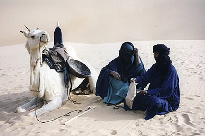 Điều này xuất phát từ việc phụ nữ bộ tộc Tuareg nắm trong tay nhiều quyền lực và nhiều tài sản.