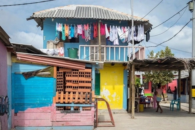 Khoảng 65% dân số trên đảo là người dưới 18 tuổi. Santa Cruz del Islote không có nhà vệ sinh hay hệ thống xử lý nước thải, không thể trồng trọt hay chăn nuôi, nguồn thức ăn chủ yếu là cá đánh bắt ngoài biển.