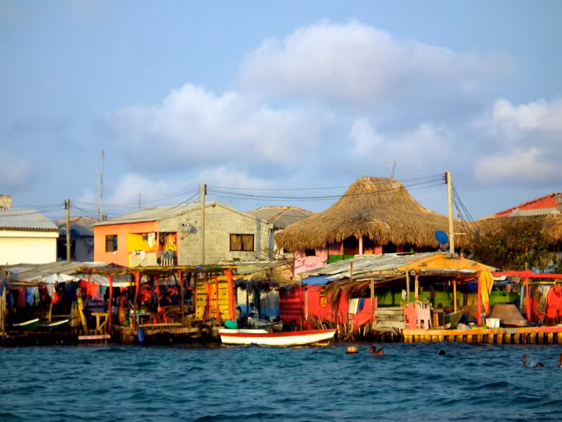 Nước sinh hoạt, thực phẩm, nhu yếu phẩm đều được chuyển từ đất liền lên đảo. Đảo cũng không có nghĩa trang, nên người chết được mang tới đảo khác để chôn cất.