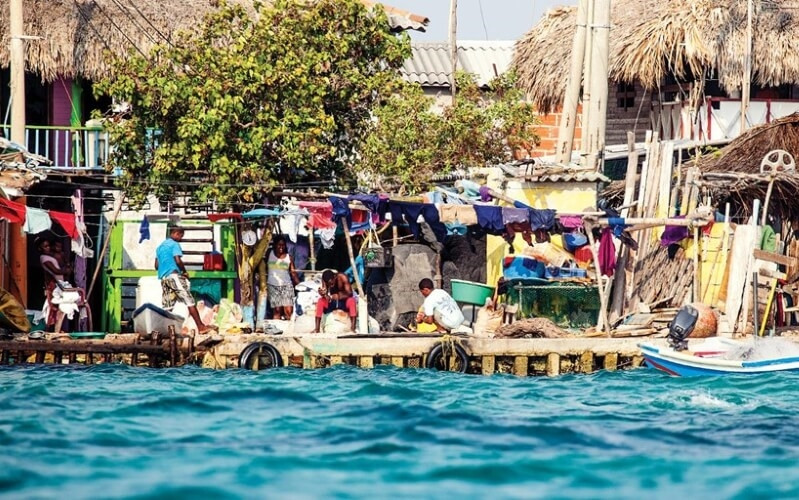 Theo thời gian, người dân bắt đầu chuyển lên đảo định cư. Họ xây nhà, mở rộng hòn đảo bằng cách dùng vỏ sò, cát, thân cây, rác để lấn biển, khiến diện tích hòn đảo tăng gấp đôi, lên khoảng 0,12 km2, tương đương kích thước hai sân bóng đá.