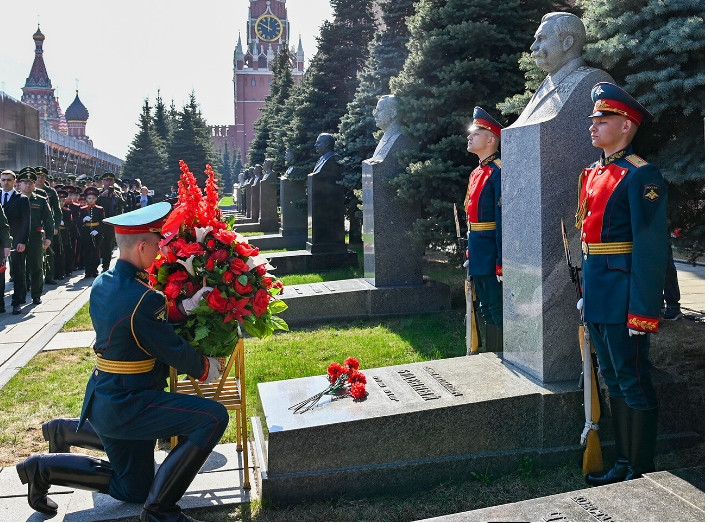 Điện Kremlin ở Moscow là một phần của nghĩa trang rộng lớn: Tính đến ngày nay, nghĩa địa Điện Kremlin có 115 bình tro cốt; Điểm thu hút chính của nơi này là lăng mộ, nơi vẫn còn yên nghỉ thi hài của nhà lãnh đạo cách mạng cộng sản, Vladimir Ilych Lenin.