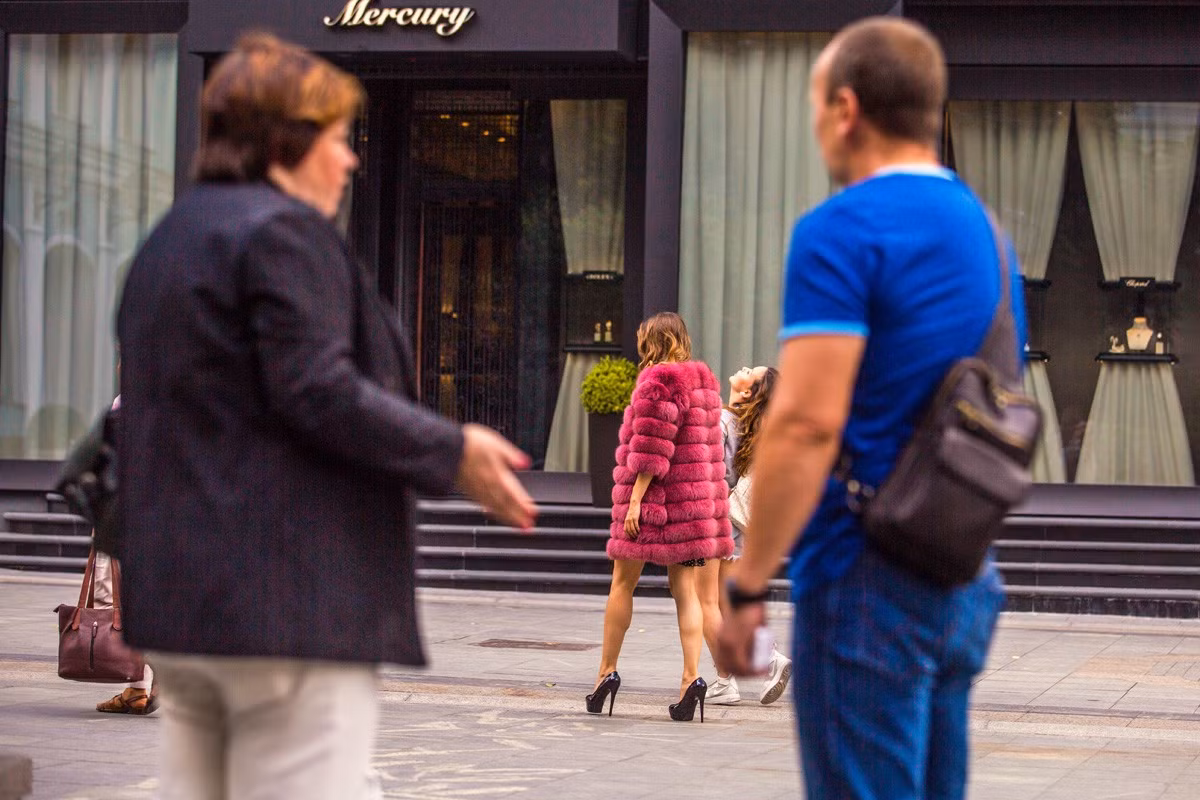 Stoleshnikov Pereulok ở Moscow, là con phố đắt đỏ nhất nước Nga. Giá thuê một năm cho một mét vuông ở đây tới hơn 3.000 USD, khiến nó trở thành con phố đắt đỏ thứ 15 trên thế giới.