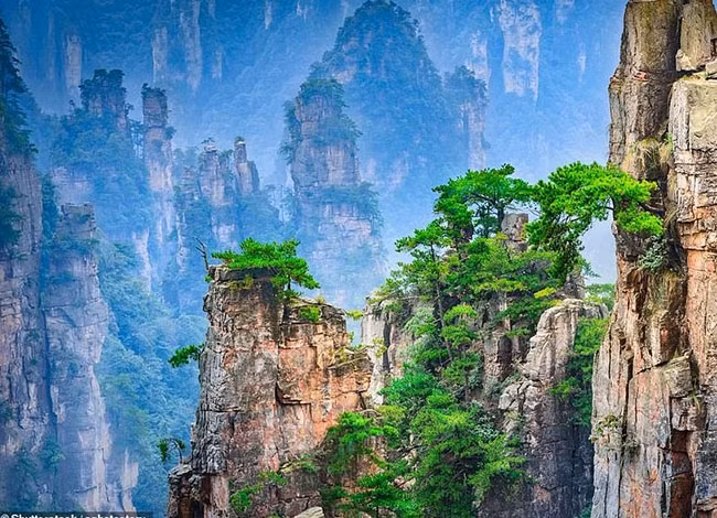 Trương Gia Giới, một trong những địa danh đẹp của Trung Quốc. Khu vực này có hơn 3.000 cột đá sa thạch và đỉnh núi, nằm trong danh sách di sản thế giới của UNESCO.