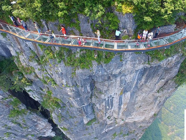 Cây cầu thủy tinh trong suốt thử thách những du khách can đảm ở núi Thiên Môn Sơn.