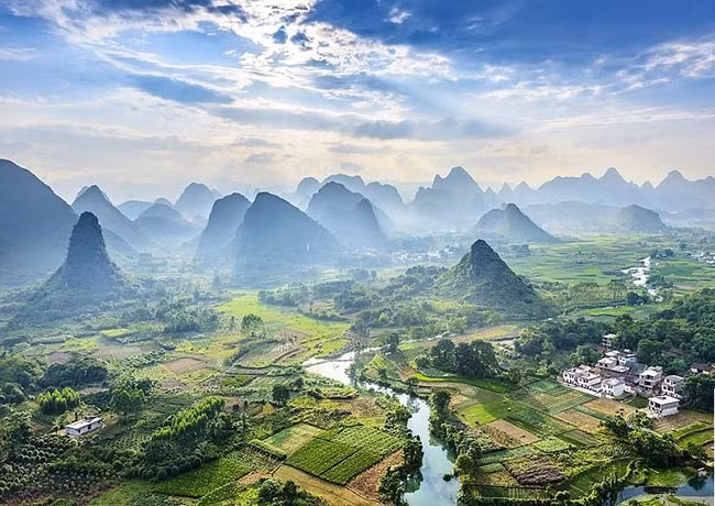 Sông Li chạy vòng quanh dãy núi đá vôi ở Quế Lâm. Với người Trung Quốc, đây là điểm đến đẹp nhất thế giới.