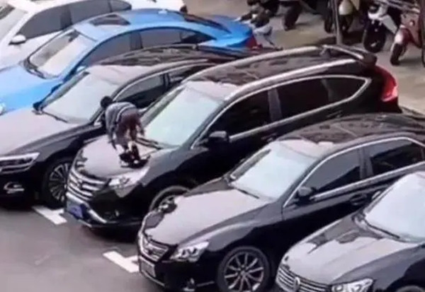 Trung Quốc: Con trai giẫm hỏng 7 ô tô, bà mẹ phải đền 400 triệu Trung Quoc: Con trai giam hong 7 o to, ba me phai den 400 trieu