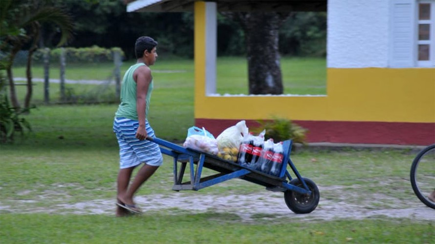Người dân trên đảo không nuôi trồng, sản xuất nên bất cứ thứ gì nên họ cũng phải vào đất liền để mua. Ảnh: CNN.