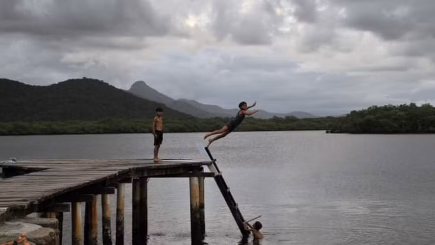 Để đến được đảo Ilha do Cardoso không phải dễ, du khách phải đi tới Cananéia, thành phố cực nam của bang Sao Paulo rồi sau đó phải bắt phà để vượt qua Mar Pequeno. Nhưng người dân ở đảo lại thích việc cô lập một chút với bên ngoài như thế.