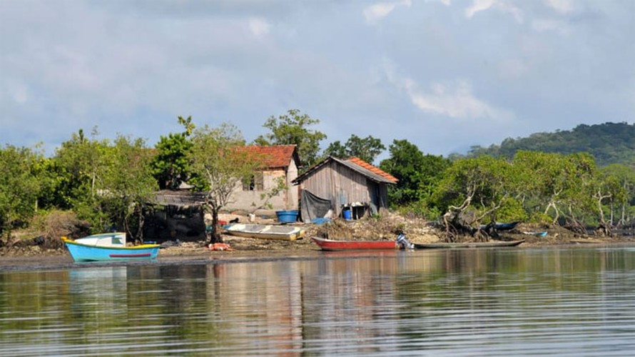 Tới thăm đảo, khách du lịch có thể tới ăn ở vài nhà hàng, hay vào quán bar do những người dân địa phương ở đây làm chủ.