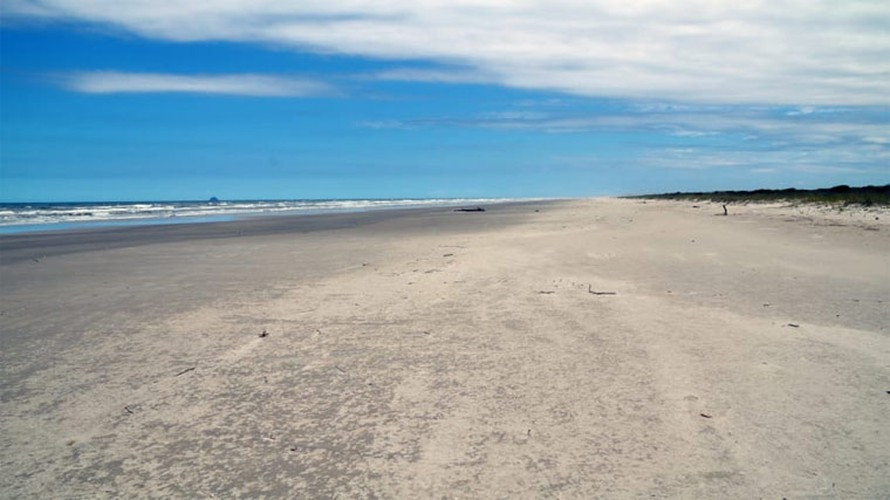 Bãi biển trên đảo trải dài và không một bóng người.