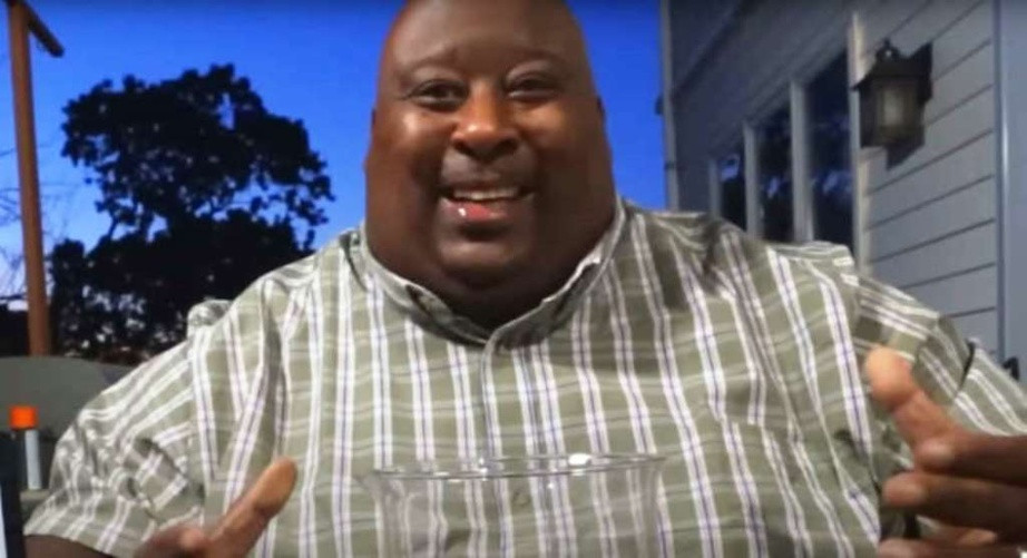 Người uống 2 lít Soda nhanh nhất thế giới: Anh Eric Brooker người Mỹ đã thiết lập kỷ lục mới về khả năng uống 2 lít Soda nhanh nhất thế giới trong thời gian chỉ 18,45 giây. Ảnh: MSN.