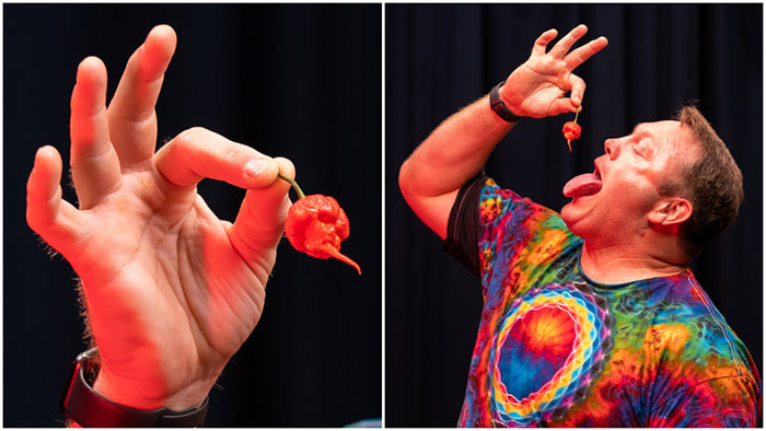 Ăn 10 quả ớt Carolina Reaper trong thời gian ngắn nhất: Gregory Foster đến từ California, Mỹ đã lập kỷ lục thế giới khi ăn 10 quả ớt cay Carolina Reaper trong thời gian 33,15 giây. Carolina Reaper là loại ớt cay nhất thế giới.