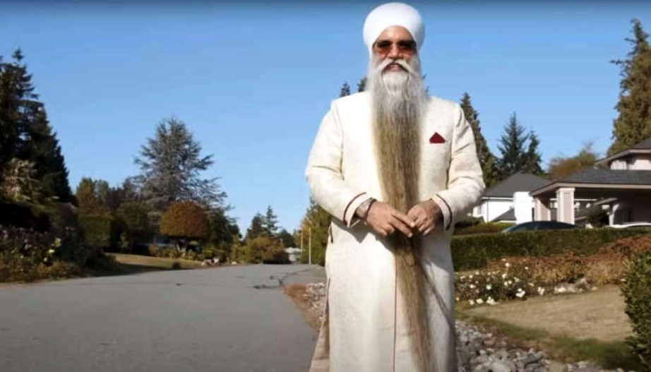 Người đàn ông sở hữu bộ râu dài nhất thế giới: Ông Sarwan Singh người Canada đã ghi tên mình vào Sách Kỷ lục Guiness thế giới với bộ râu dài 2,54m. Ảnh: MSN.
