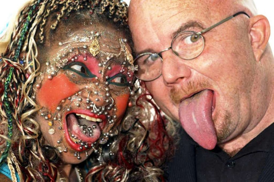 Người phụ nữ xỏ khuyên nhiều nhất thế giới và người đàn ông sở hữu chiếc lưỡi dài nhất thế giới: Bà Elaine Davidson ở Brazil là người phụ nữ xỏ nhiều khuyên nhất thế giới với 1.093 chiếc khuyên trên cơ thể. Còn ông Stephen Taylor nắm giữ kỷ lục chiếc lưỡi dài nhất thế giới với chiều dài đo được là 9,6cm. Ảnh: MSN.