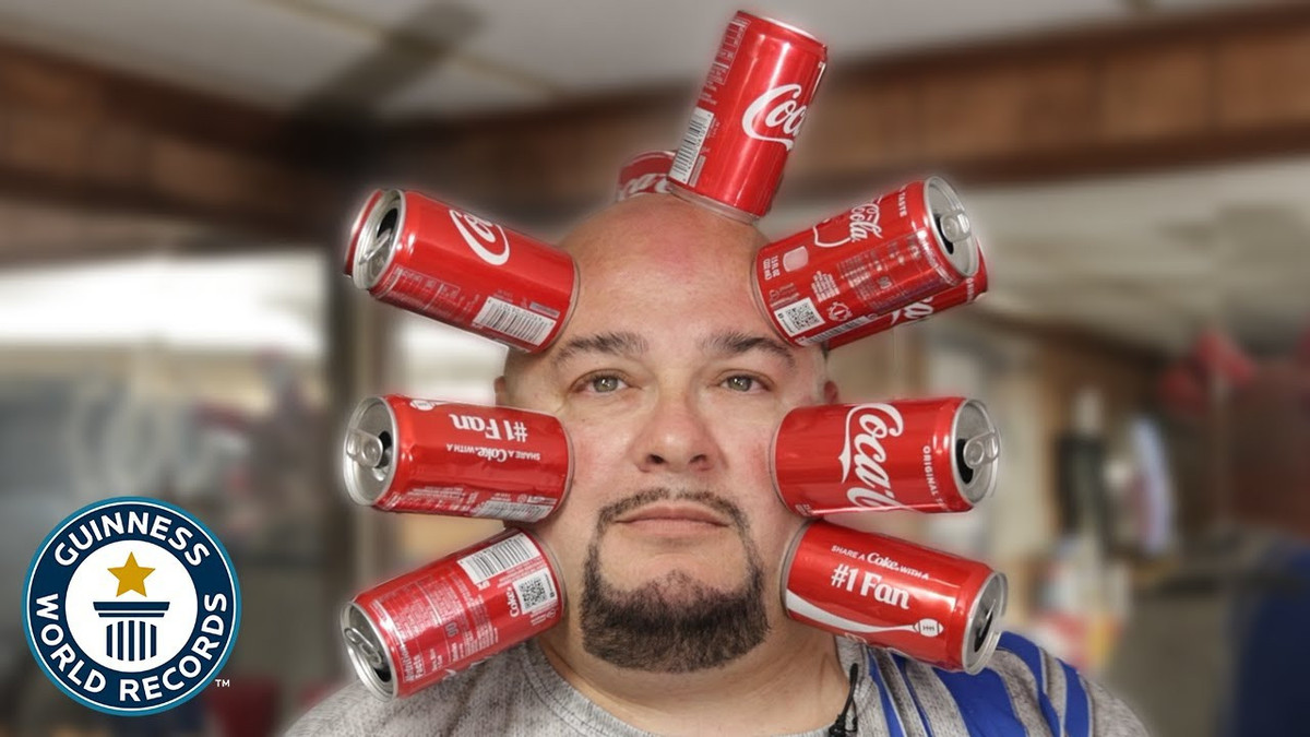 Người đàn ông hút nhiều lon nước trên mặt: Jamie Keeton được mệnh danh là 'thỏi nam châm', đạt kỷ lục với khả năng hút 10 lon nước dính lên mặt và giữ yên trong thời gian 5 giây. Ảnh: IT.