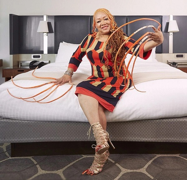 Người có móng tay dài nhất: Bà Diana Armstrong ở Minnesota (Mỹ) đã phá kỷ lục ông Shridhar Chillal để trở thành người có bộ móng tay dài nhất thế giới với tổng 1.306,58cm.