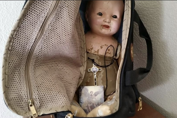 Búp bê Harold được cho là một trong những búp bê bị ám có nhiều sức mạnh nhất thế giới. Nó vốn là sở hữu của một bé trai và không lâu sau khi bé qua đời, gia đình khẳng định nhìn thấy búp bê Harold di chuyển, cười và hát. (Ảnh: IT)