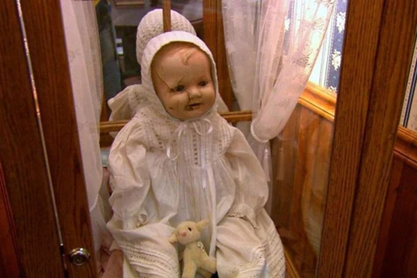 Búp bê Mandy: Mandy là một con búp bê được sản xuất ở Anh hay Đức vào năm 1910 hay 1920. Con "búp bê ma" này được trưng bày trong bảo tàng ở Canada. Một số du khách kể lại rằng, khi đến thăm bảo tàng, họ cảm thấy có một ánh mắt luôn dõi theo. Thỉnh thoảng họ thấy mắt của Mandy chớp chớp nhìn họ.