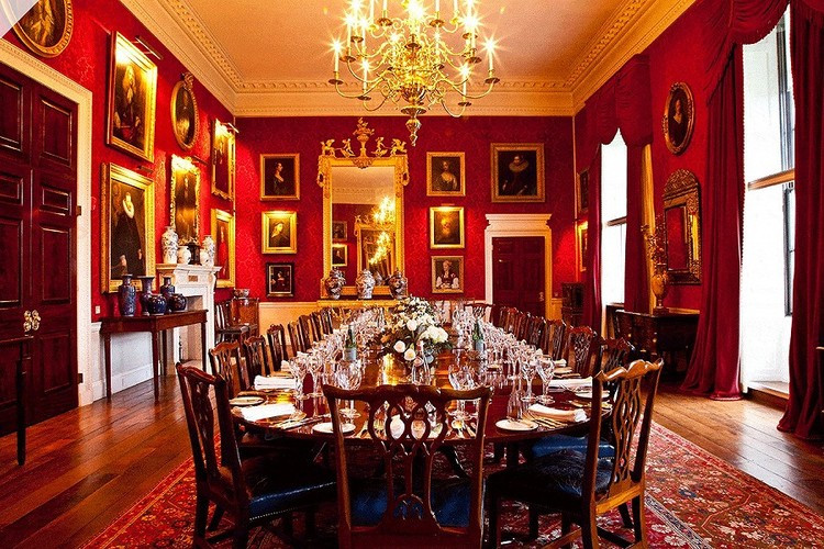 Lâu đài Althorp có rất nhiều nội thất, tác phẩm nghệ thuật trang trí quý hiếm và đắt giá. Các bức tường của phòng ăn được bao phủ bởi lụa đỏ.