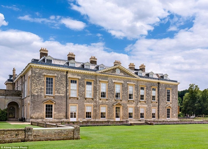 Toạ lạc trên khu đất rộng 13.000 mẫu Anh, dinh thự hoành tráng gồm 90 phòng (phòng ngủ, phòng khách, phòng làm việc, thư viện) và 1,5 nghìn ha đất. Các bữa tiệc tại đây thường sự tham gia của giới thượng lưu thời đó.